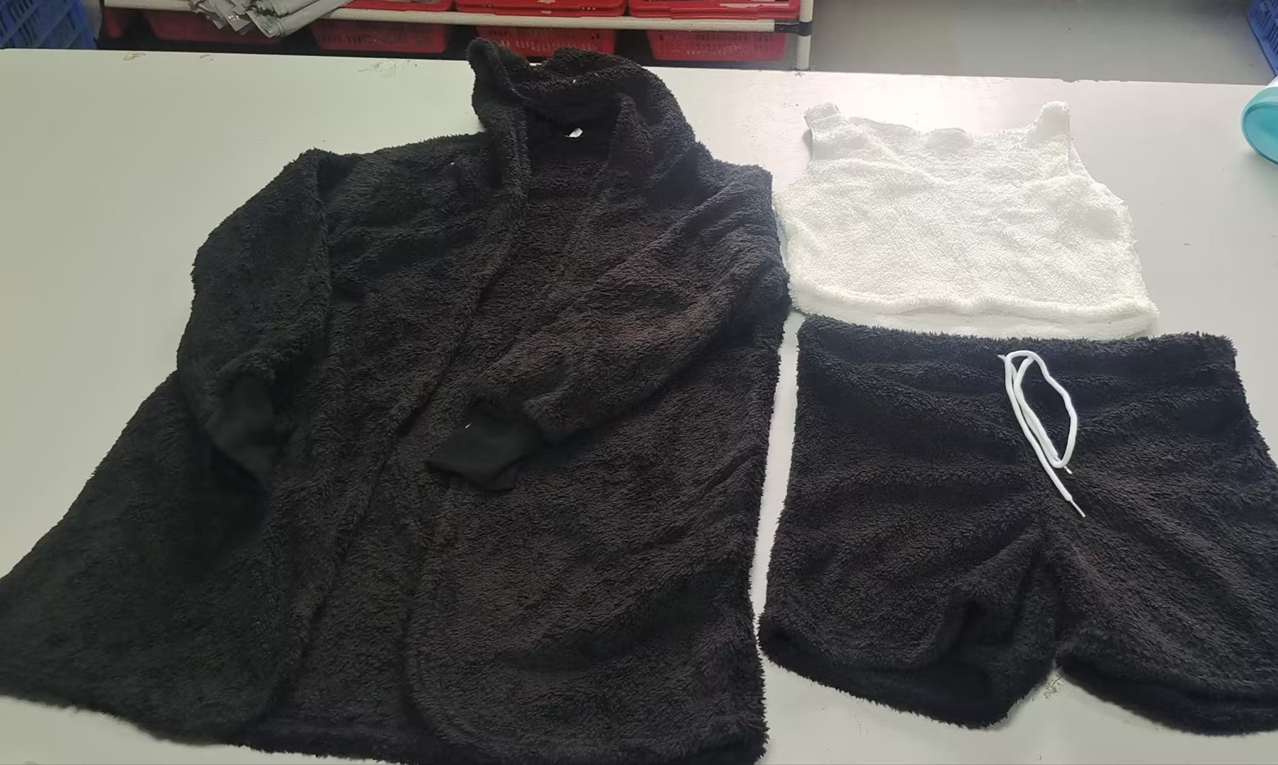 Ensemble pyjama 3 pièces femme avec débardeur court à manches longues et short à cordon de serrage